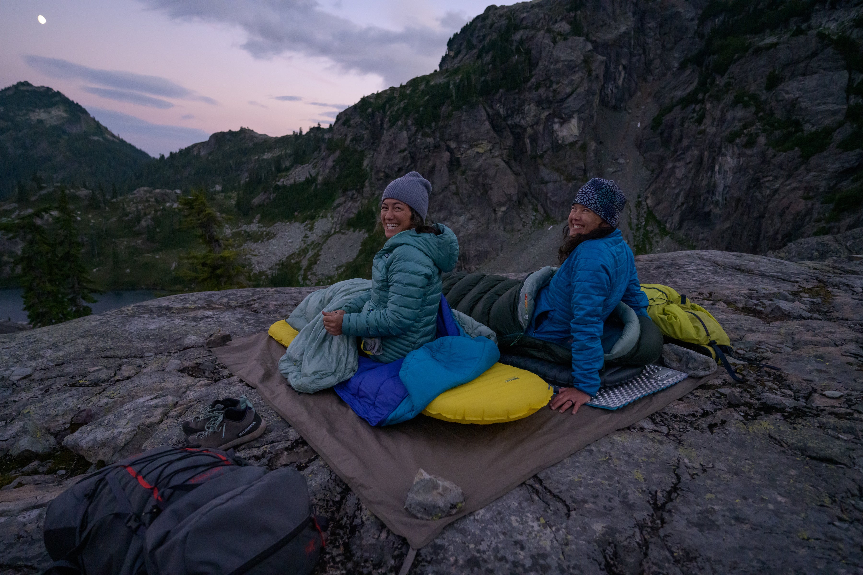 zwei frauen übernachten im freien auf der therm-a-rest neoair isomatte